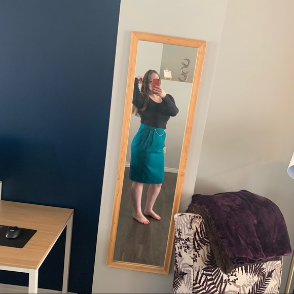 Authentic Vintage Teal Skirt with Gold Chain (1980s) - Picture 2 of 6